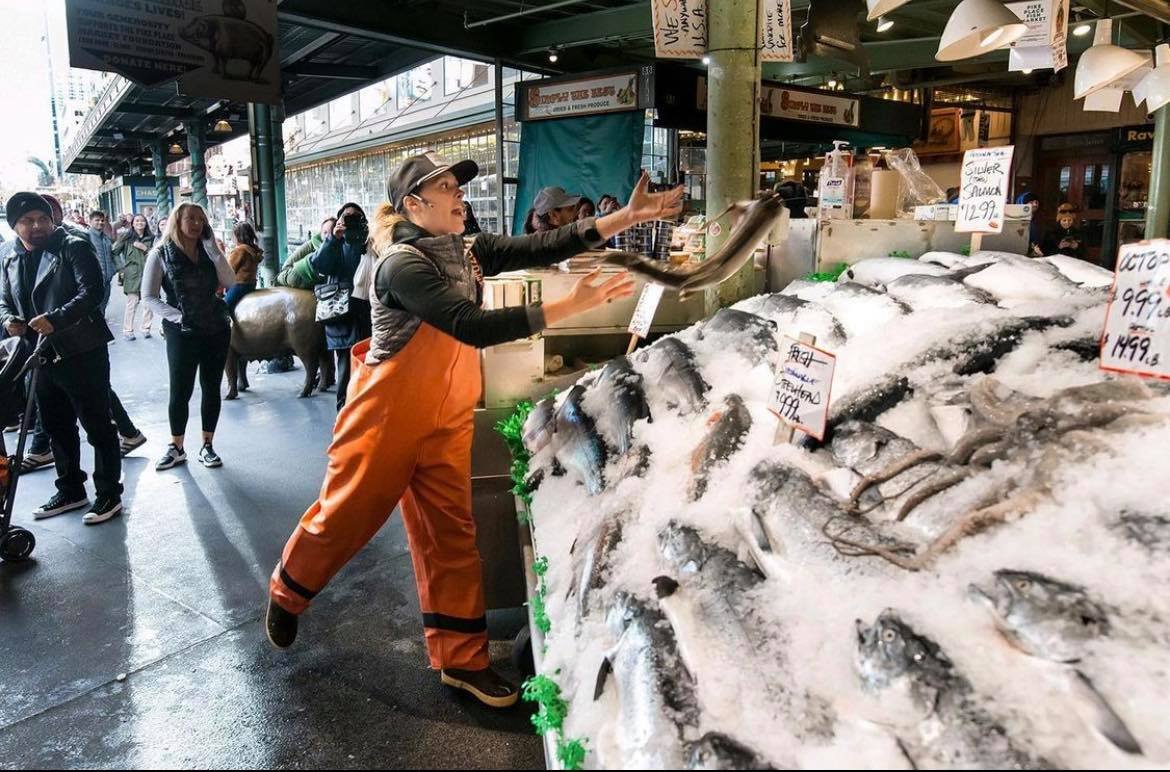 생선 던지기 퍼포먼스 (Fish Throwing)